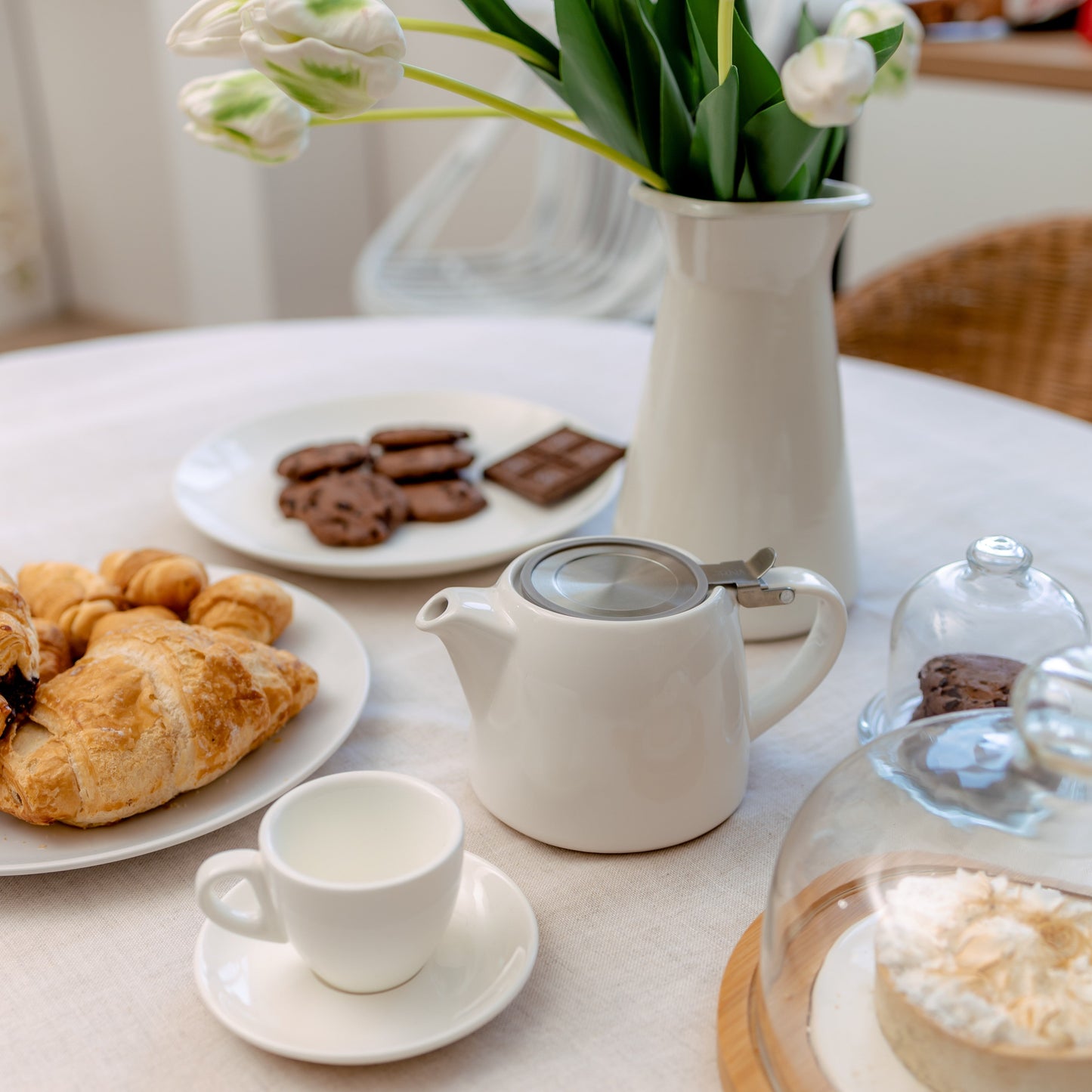 
                  
                    ORNA Keramik-Teekanne mit Siebkorb und Edelstahldeckel in Weiß, 18,6 oz (550 ml) 
                  
                