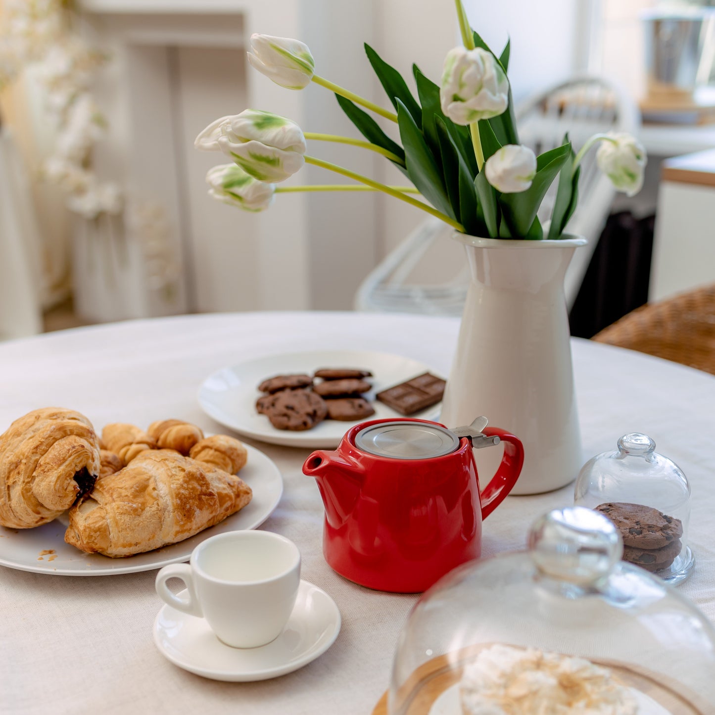 
                  
                    ORNA Keramik-Teekanne mit Siebkorb und Edelstahldeckel in Rot, 18,6 oz (550 ml) 
                  
                