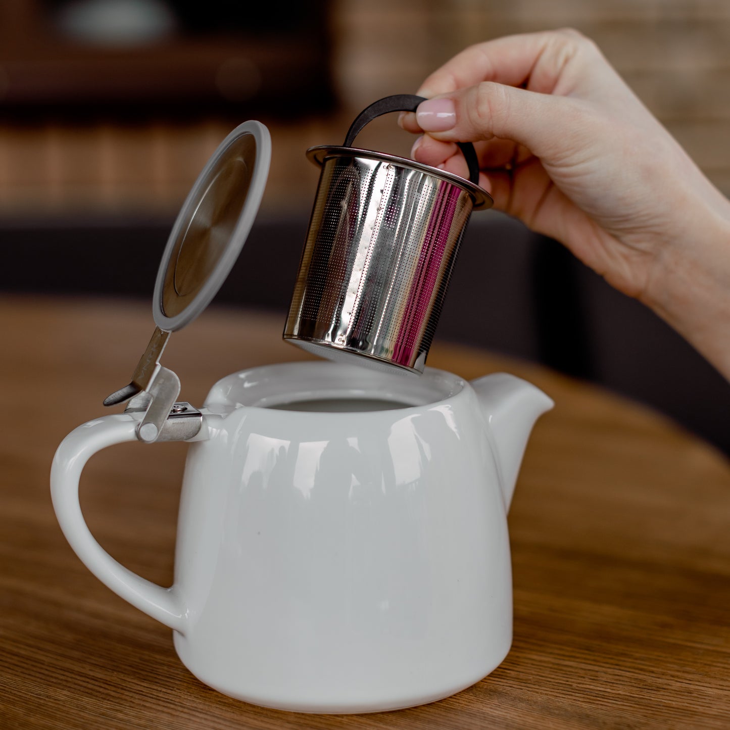 
                  
                    ORNA Keramik-Teekanne mit Siebkorb und Edelstahldeckel in Weiß, 18,6 oz (550 ml) 
                  
                