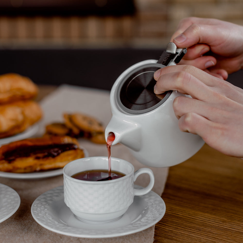 
                  
                    ORNA Keramik-Teekanne mit Siebkorb und Edelstahldeckel in Weiß, 18,6 oz (550 ml) 
                  
                
