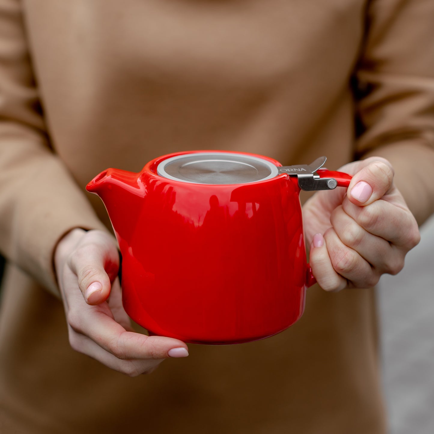 
                  
                    ORNA Keramik-Teekanne mit Siebkorb und Edelstahldeckel in Rot, 18,6 oz (550 ml) 
                  
                