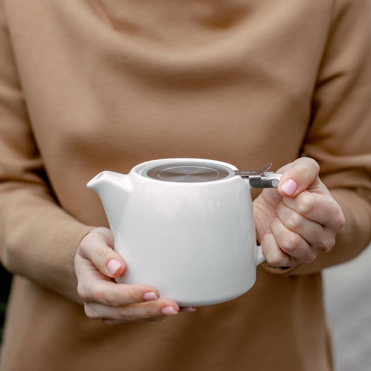 
                  
                    ORNA Keramik-Teekanne mit Siebkorb und Edelstahldeckel in Weiß, 18,6 oz (550 ml) 
                  
                