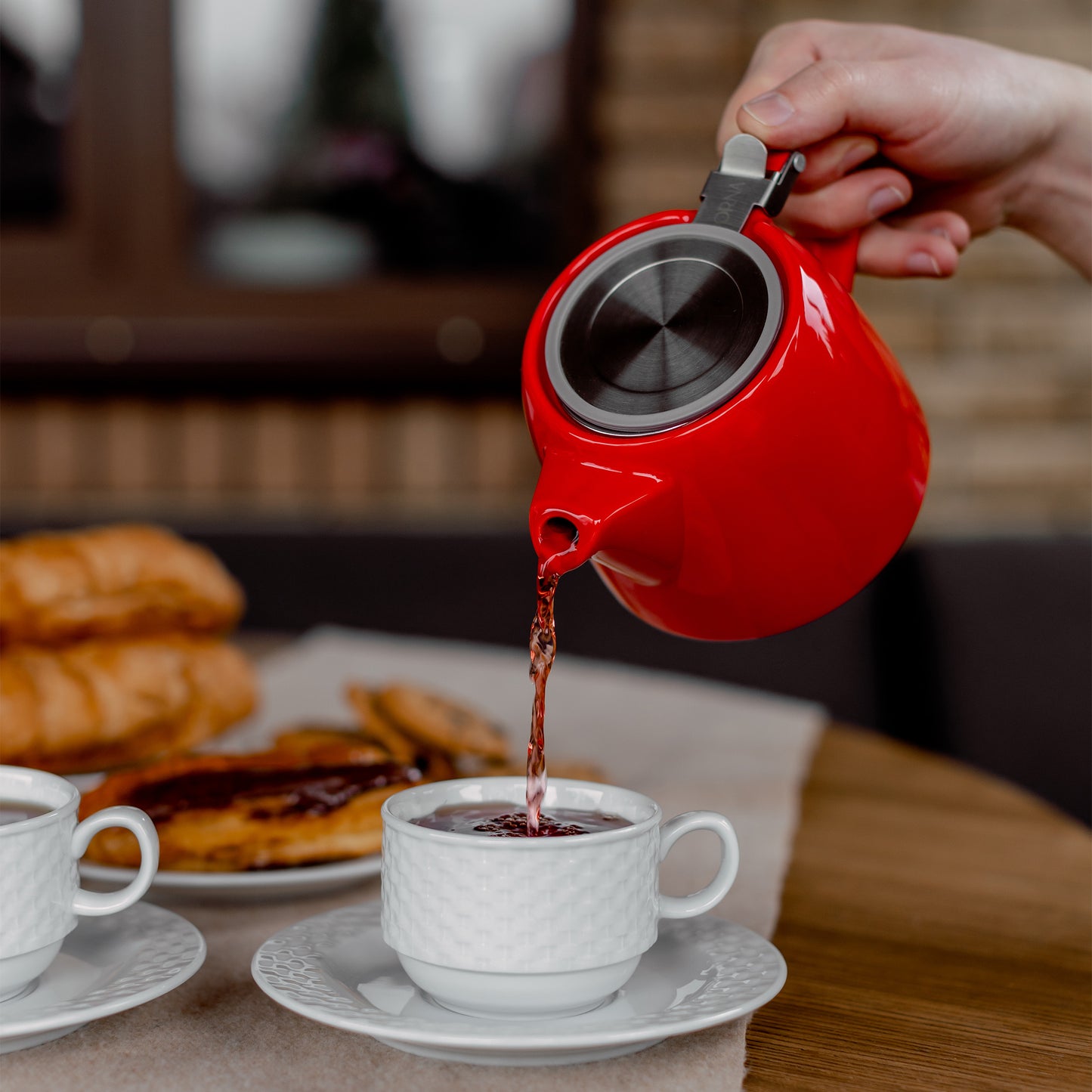 
                  
                    ORNA Keramik-Teekanne mit Siebkorb und Edelstahldeckel in Rot, 18,6 oz (550 ml) 
                  
                