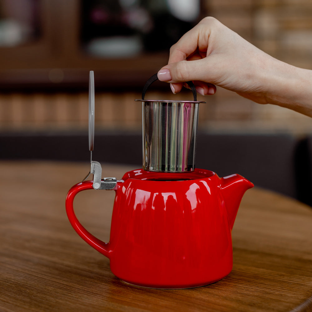 
                  
                    ORNA Keramik-Teekanne mit Siebkorb und Edelstahldeckel in Rot, 18,6 oz (550 ml) 
                  
                